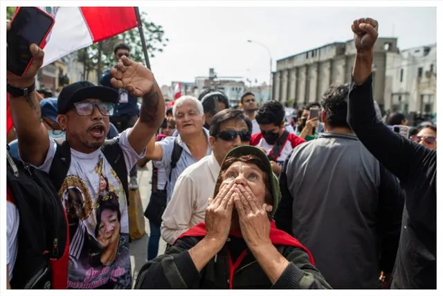 পেরুর বিক্ষোভের জেরে আগাম নির্বাচন অনুষ্ঠানের ডাক প্রেসিডেন্টের
