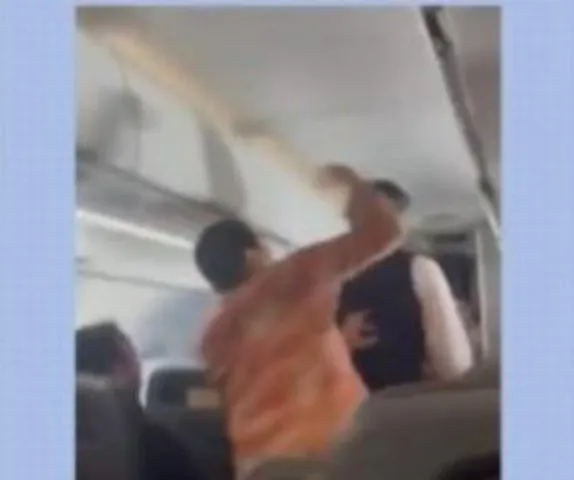 বিশ্রামকক্ষ ব্যবহার নিয়ে মতবিরোধ, বিমানকর্মীকে ঘুষি মারলেন যাত্রী
