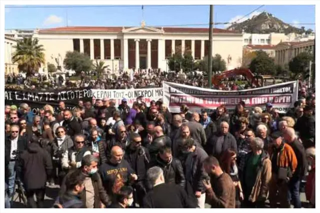 এথেন্সে ট্রেন দুর্ঘটনায় প্রতিবাদে পথে নামলেন ২৩হাজার মানুষ