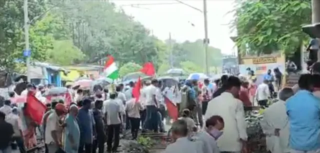কাজোড়া স্টেশনে বামেদের রেল অবরোধ