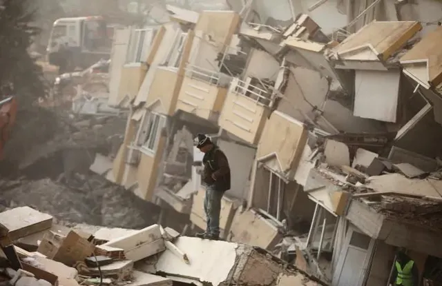 তুরস্কে ভবন ধসে পড়ার ঘটনায় ১১৩ জনকে গ্রেপ্তারের নির্দেশ