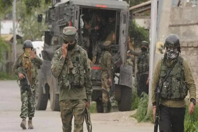 প্রতিরক্ষা মন্ত্রীর সফরের মাঝেই অশান্ত কাশ্মীর