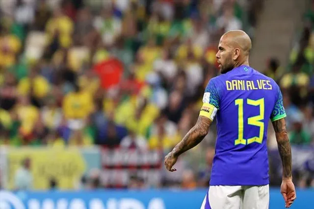 প্রবীণ ফুটবলার হিসেবে নজির গড়লেন আলভেজ