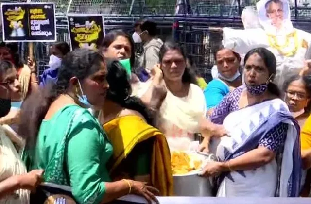সোনা পাচারকাণ্ডে পিনারাই বিজয়নের পদত্যাগের দাবিতে মহিলা কংগ্রেসের বিক্ষোভ
