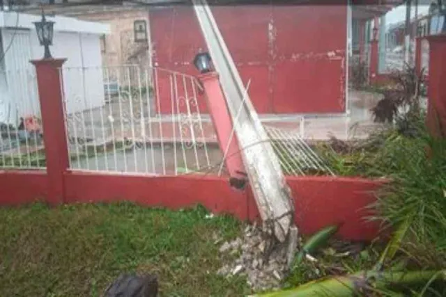 হারিকেন ইয়ান, ভেঙে পড়েছে বিদ্যুতের পোল- দেখুন ভিডিও