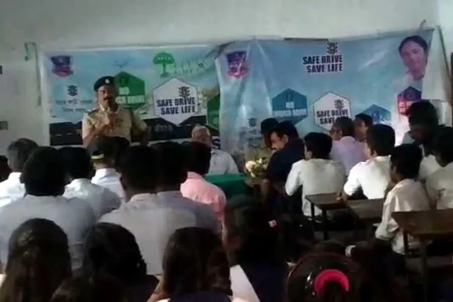 সাইবার ক্রাইম ও ট্রাফিক সচেতনতা শিবিরের আয়োজন স্কুলে