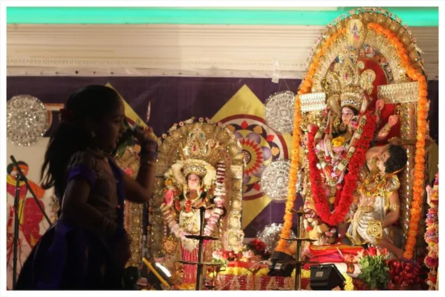 লণ্ডনঃ দুর্গা পুজো শুরু হওয়ার সময় মায়ের হাতে ছিল না কোনও অস্ত্র