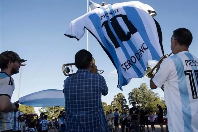 মেসি ভক্তদের ভিড় দোহায়