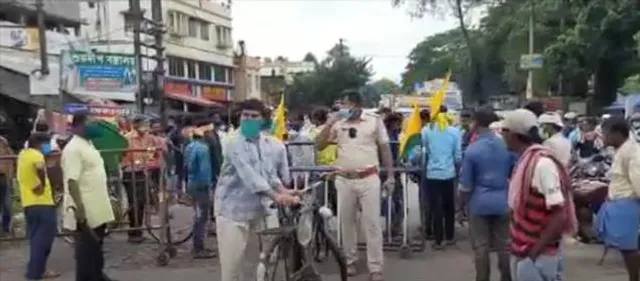 দাসপুরে রাস্তা অবরোধ আদিবাসী সংগঠনের