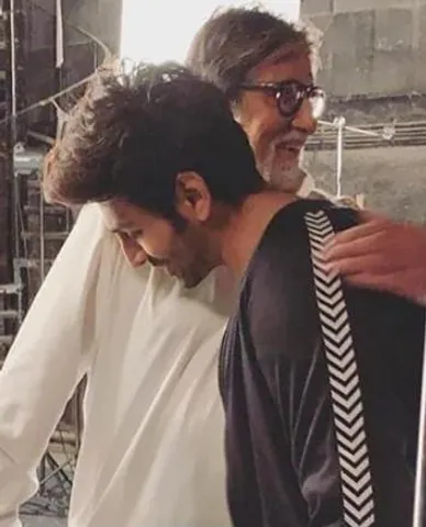 অমিতাভ বচ্চনের অটোগ্রাফ পেয়ে "সুখের মুহূর্ত" ভাগ করলেন কার্তিক আরিয়ান