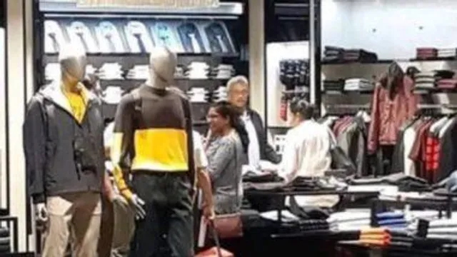 সিঙ্গাপুরের চাঙ্গি বিমানবন্দরে ক্যামেরাবন্দি শ্রীলঙ্কার প্রেসিডেন্ট গোতাবায়া রাজাপাক্ষে ও তাঁর স্ত্রী