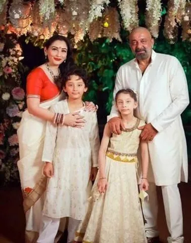 যমজ সন্তানদের জন্মদিনের মিষ্টি শুভেচ্ছা জানালেন সঞ্জয় দত্ত