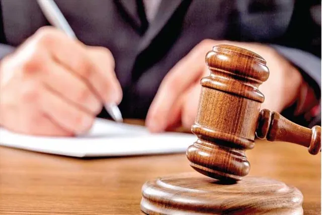 মেয়ে প্রাপ্তবয়স্ক হলে বাবার কাছে চাইতে পারবে না ভরন পোষণ, জানাল কোর্ট