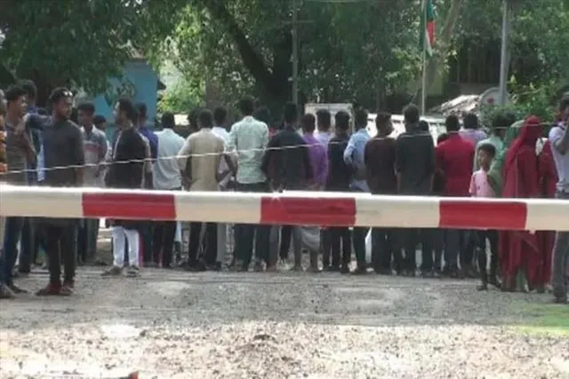 স্বজনদের এক নজর দেখতে সীমান্তে ভিড় শতাধিক মানুষের