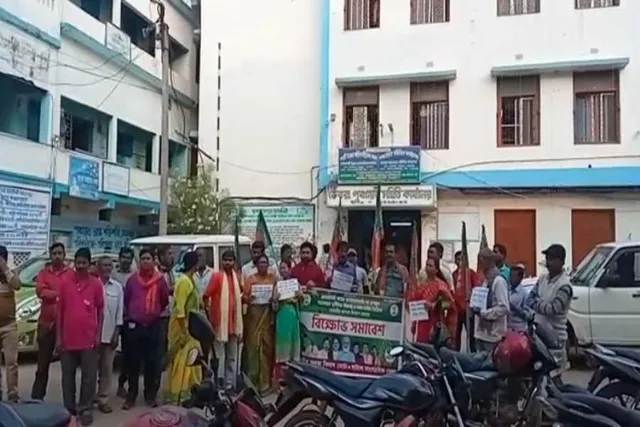 ডেবরা এডিও অফিসের সামনে বিক্ষোভ সমাবেশ