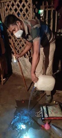 ডেবরায় চোলাইয়ের ঠেকে হানা পুলিশের