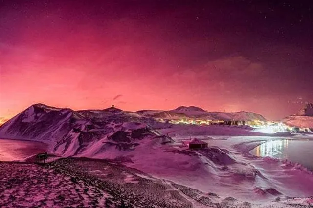 অ্যান্টার্কটিকার আকাশে বেগুনি-কমলা আলো