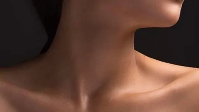 এই উপায়ে রোধ করুন গলায় পড়া বার্ধক্যের ছাপ