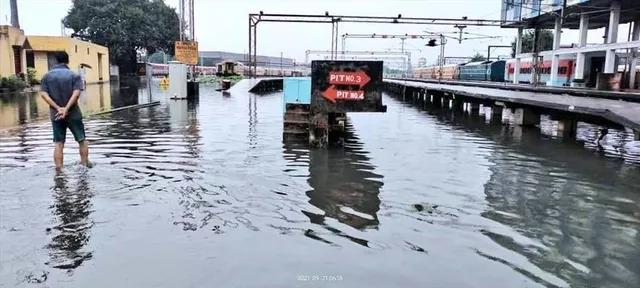 এখনও জল জমে রয়েছে টিকিয়াপাড়া কোচিং ডিপোয়