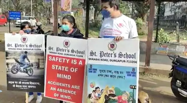 পথ দুর্ঘটনা রুখতে অভিনব উদ্যোগ পড়ুয়াদের
