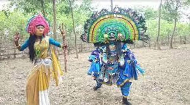 ছৌ নাচ করে রাস্তায় বাজির বিরুদ্ধে সচেতনতা প্রচার পুলিশের