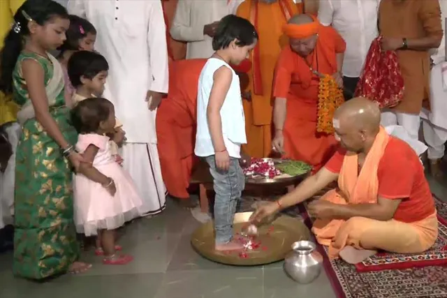 গোরক্ষনাথ মন্দিরে কুমারী পুজো করলেন যোগী আদিত্যনাথ