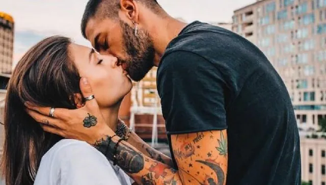 চুমুর গভীরতাতেই লুকিয়ে প্রণয়াসক্তি!