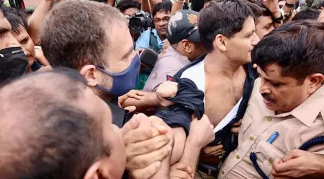 সহানুভূতি পেতে কংগ্রেস কর্মীদের জামা ছিঁড়ছেন রাহুল! অভিযোগ বিজেপির