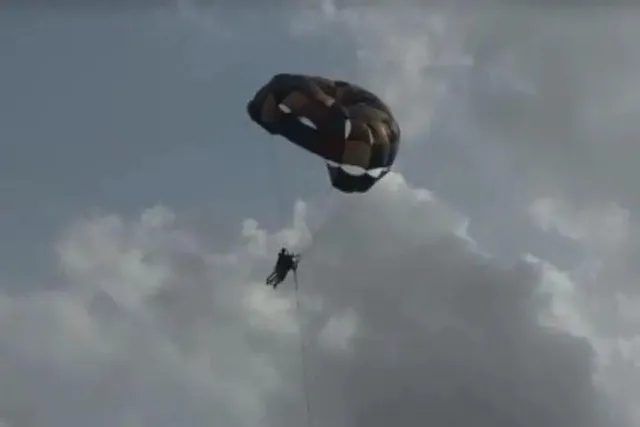 প্যারা সেলিং করার সময় মাঝ আকাশ থেকে পড়ে দুর্ঘটনা