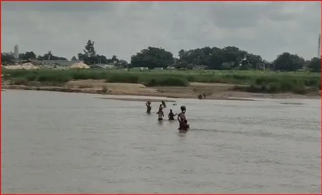 জীবন হাতে নিয়ে চলছে নদী পারাপারা, দেখুন