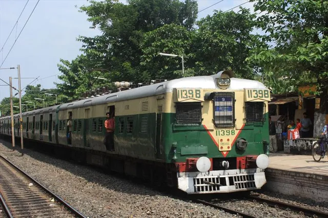 লকডাউন শিথিল হলেও আপাতত বন্ধ থাকছে লোকাল ট্রেন