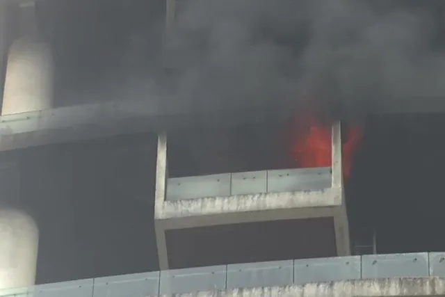 জ্বলছে বহুতলের একাংশ, দেখুন ভিডিও