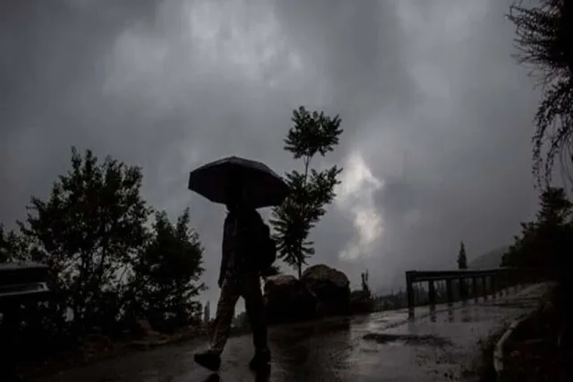 বদলাবে আবহাওয়া, তীব্র গরমের মাঝে বিভিন্ন জেলায় বৃষ্টির পূর্বাভাস দিল হাওয়া অফিস