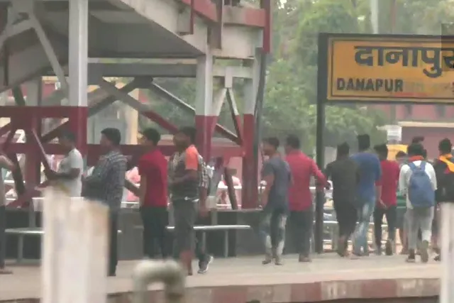 অগ্নিপথের আঁচে পুড়লো ট্রেন