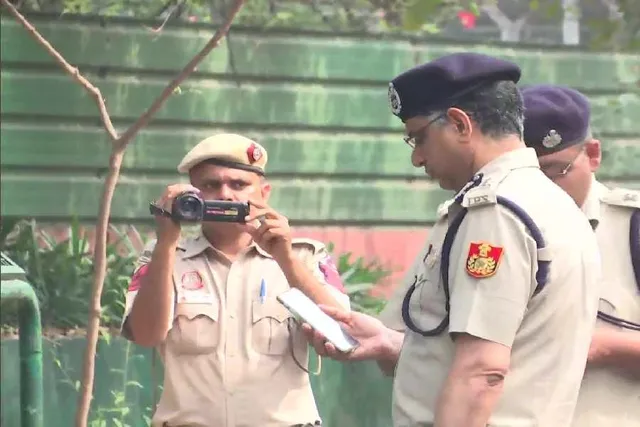 রাহুল গান্ধীর বাসভবনে হাজির হলেন বিশেষ পুলিশ কমিশনার