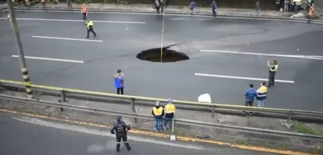 ব্যাপক বৃষ্টিতে রাজধানী শহরের প্রধান রাস্তায় তৈরি হল বড় গর্ত, বন্ধ উড়ালপুল