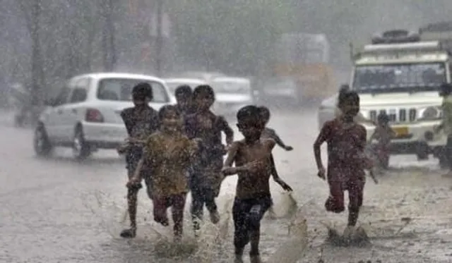 সকাল থেকেই কালো মেঘে ঢাকা আকাশ, কলকাতায় বৃষ্টির সম্ভাবনা কতটা?