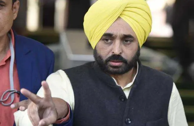 মাকে জড়িয়ে ধরে আবেগে ভাসলেন ভগবন্ত মান