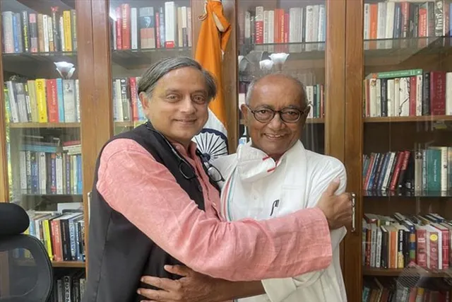 হাসিমুখে ছবি শেয়ার করলেন থারুর-দিগ্বিজয়