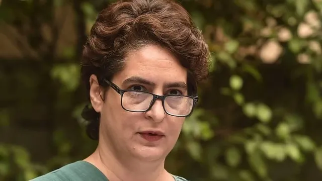 প্রিয়াঙ্কার সফরের দিনই ইস্তফা একাধিক নেতার