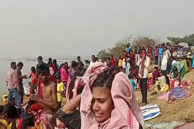 পৌষ সংক্রান্তিতে পুন্যস্নানের ভিড় দামোদরে