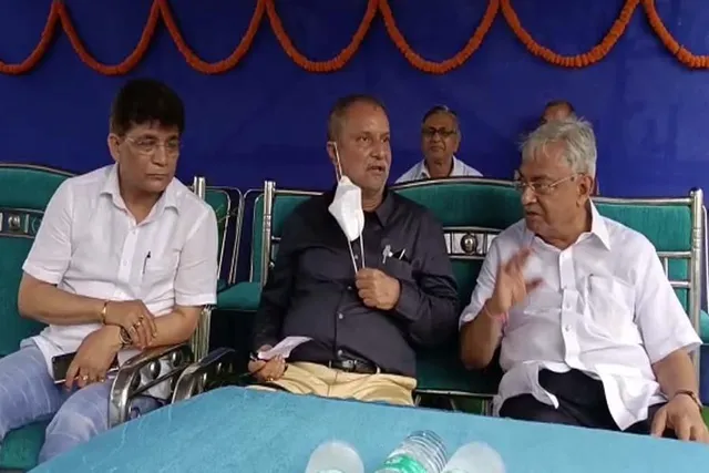 দীর্ঘদিনের অব্যবহৃত জঙ্গলাকীর্ণ স্থান পরিবর্তিত হয়ে হতে চলেছে এক ঝাঁ-চকচকে পার্ক, শুনুন উদ্যোগীর বক্তব্য