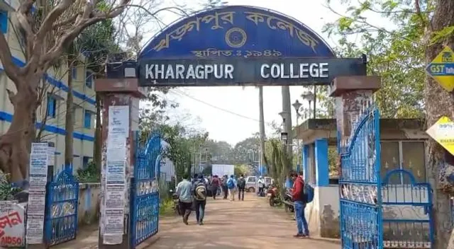 ইভিএম বন্টন শুরু খড়গপুর পৌরসভার বিভিন্ন বুথে