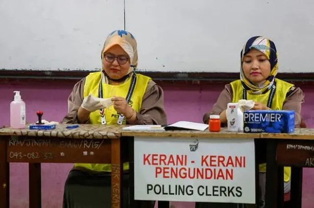 মালয়েশিয়ার তীব্র প্রতিদ্বন্দ্বিতাপূর্ণ নির্বাচনে চলছে ভোট