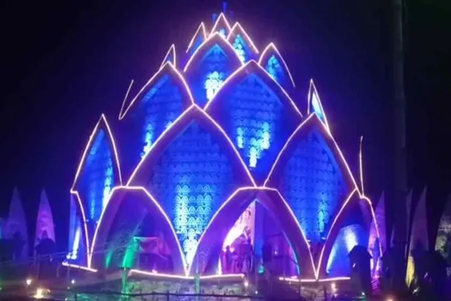 ডেবরায় কৃষি প্রধান অঞ্চলের দূর্গাপূজোয় "নীল পদ্মের" থিম