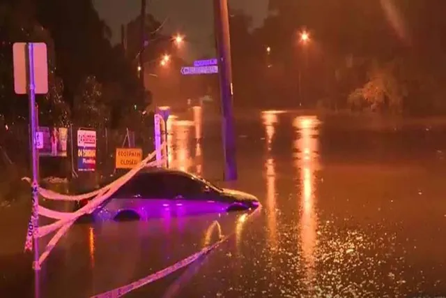 রাতারাতি বন্যা, ভাঙল বাঁধ