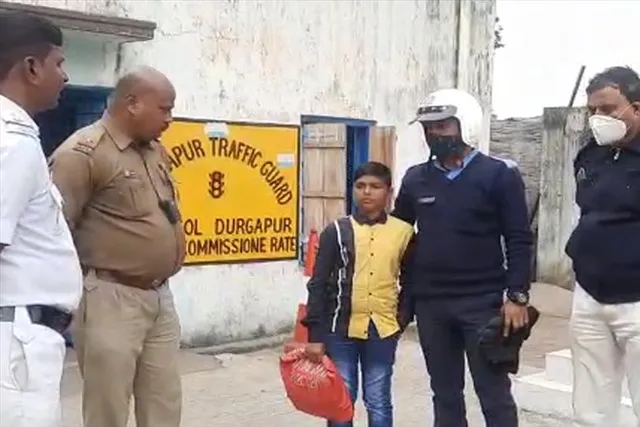 হারিয়ে যাওয়া কিশোরকে বাড়ি ফেরাল ট্রাফিক পুলিশ