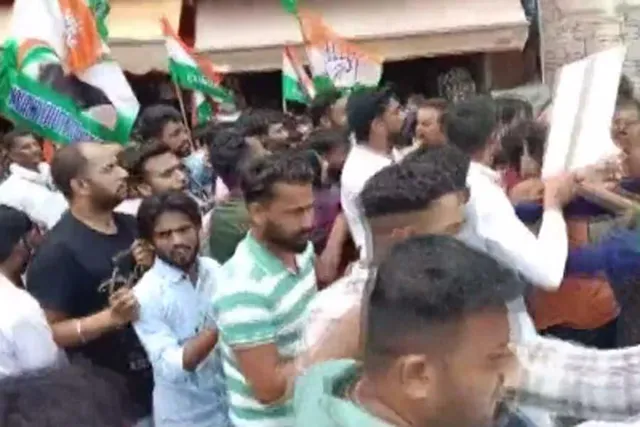 কংগ্রেসের ২ গোষ্ঠীর মধ্যে ভয়াবহ সংঘর্ষ