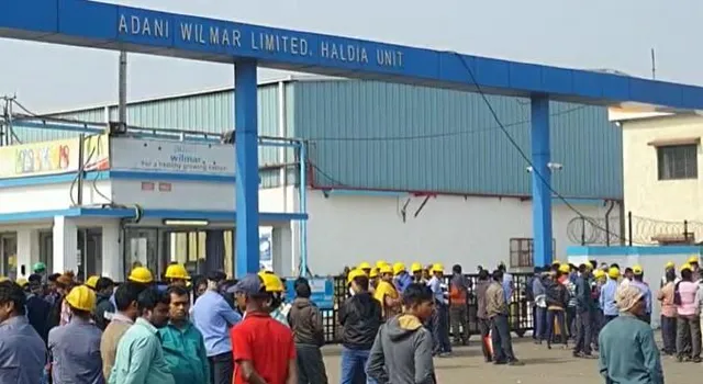হলদিয়ায় কারখানার গেটের সামনে শ্রমিকদের ধর্না
