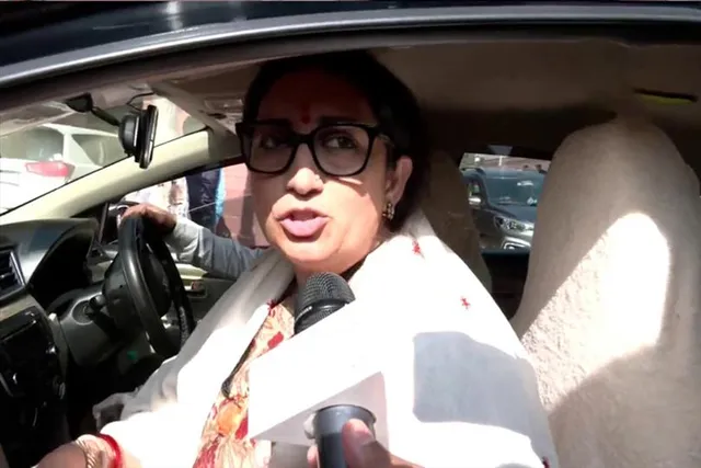 নারীশক্তি ক্ষমতায়নের জন্য কেন্দ্রীয় অর্থমন্ত্রীর প্রতি কৃতজ্ঞতা প্রকাশ করছি: স্মৃতি ইরানি